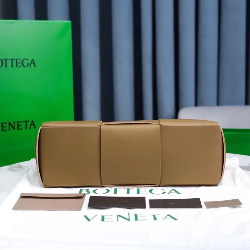 Batch 1860 BottegaVeneta# 🧷Early autumn calfskin SLIP tote handbag, the oversized woven design really makes it a huge gap from ordinary tote bags🔗🔗Different color combinations for the inner and outer layers ⛓Daniel Lee leads the brand gene to continue to evolve with fresh inspiration🧬🧬 Showing the balance between luxury and reality👉Sheepskin Size 36*24*12【9892#】